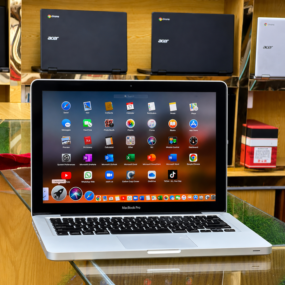 MacBook Pro 1278 model 4GB 256GB 13 inches display