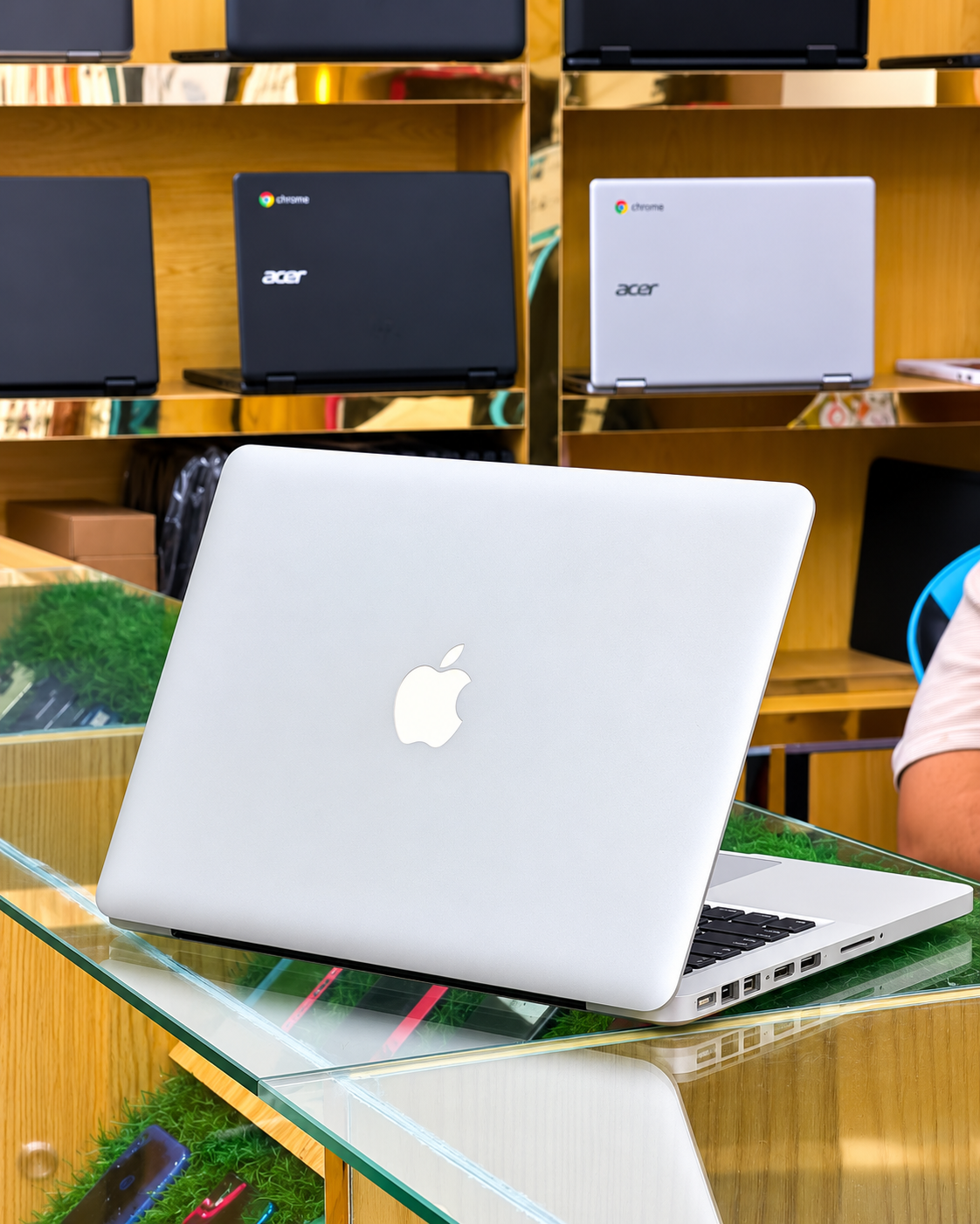 MacBook Pro 1278 model 4GB 256GB 13 inches display